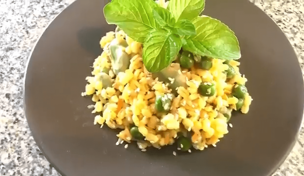 Risotto con zafferano, fave, piselli e cipolla rossa